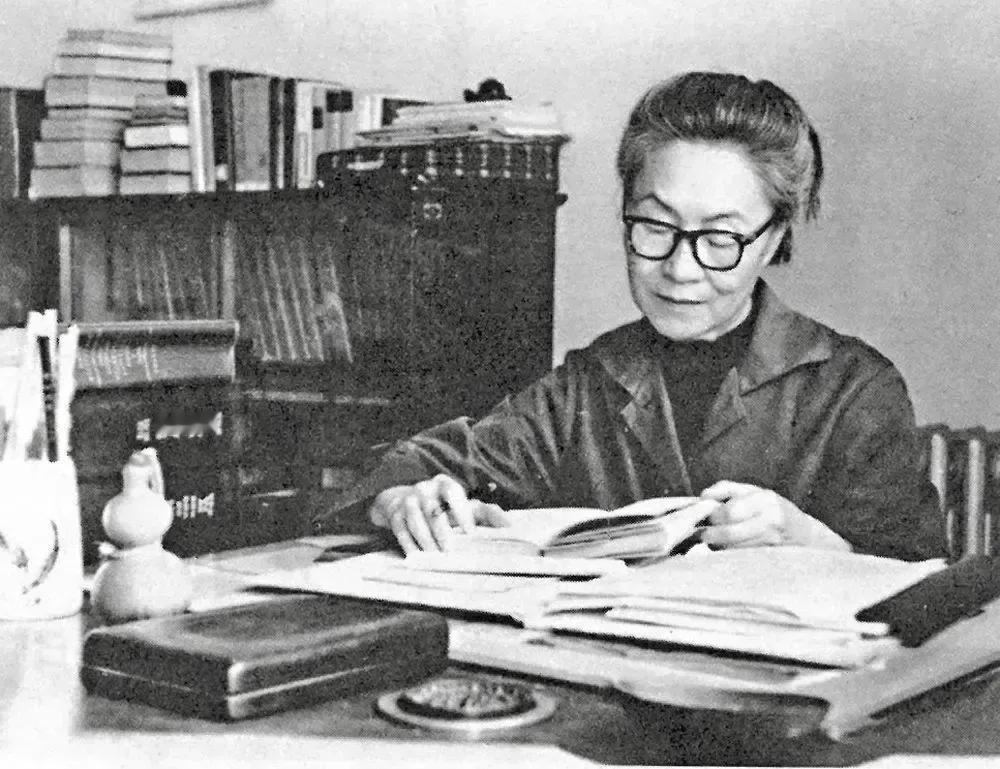 杨绛评价张爱玲：“长得丑，爱出风头，还奇装异服，你们都太高看她了。”两位才女恩怨