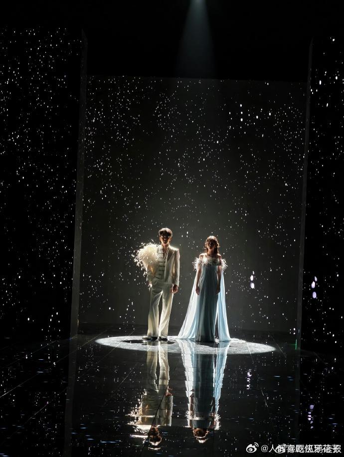 周也曾舜晞神图已出周也曾舜晞婚礼现场 周也曾舜晞后台同框，羽毛元素呼应，被调侃搭