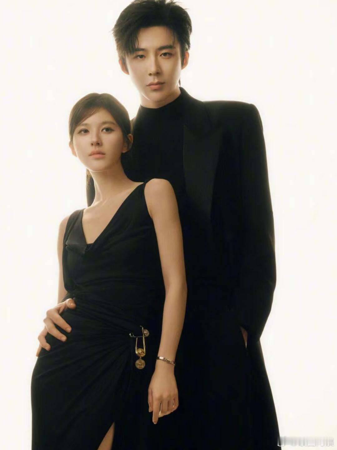 刘宇宁和赵露思的体型差真的好大呀，第一张刘宇宁的大手真的有惊到我，感觉好有安全感