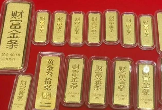 昨天，跟卖了十年黄金的闺女聊天，透露了一个未来黄金趋势。
闺女问我家里还有多少黄