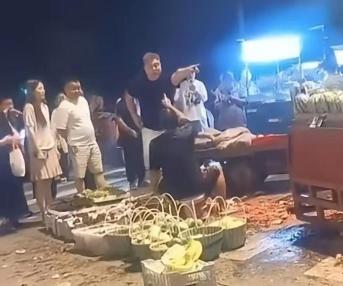 砸西瓜男子送过外卖，没有正经工作。这个男子是杨某日，也就三十岁左右，女的叫范某玲