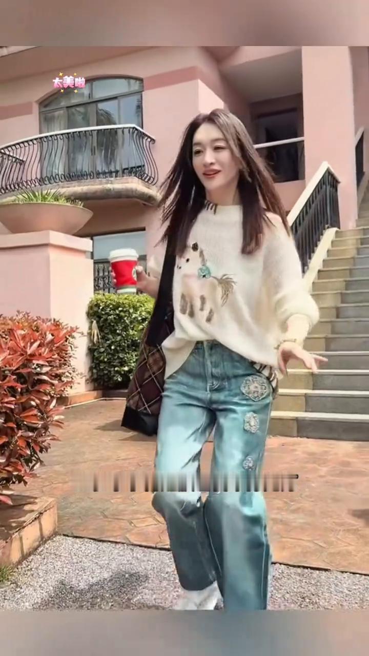 50岁李小冉这肤色自带打光效果，这状态是真的好。
50岁李小冉这肤色自带打光灯，