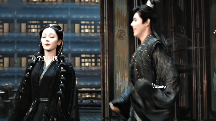 迪丽热巴回应女鬼一白日提灯追剧团白日提灯 追剧团现场热巴被夸贺思慕演得好，体态台