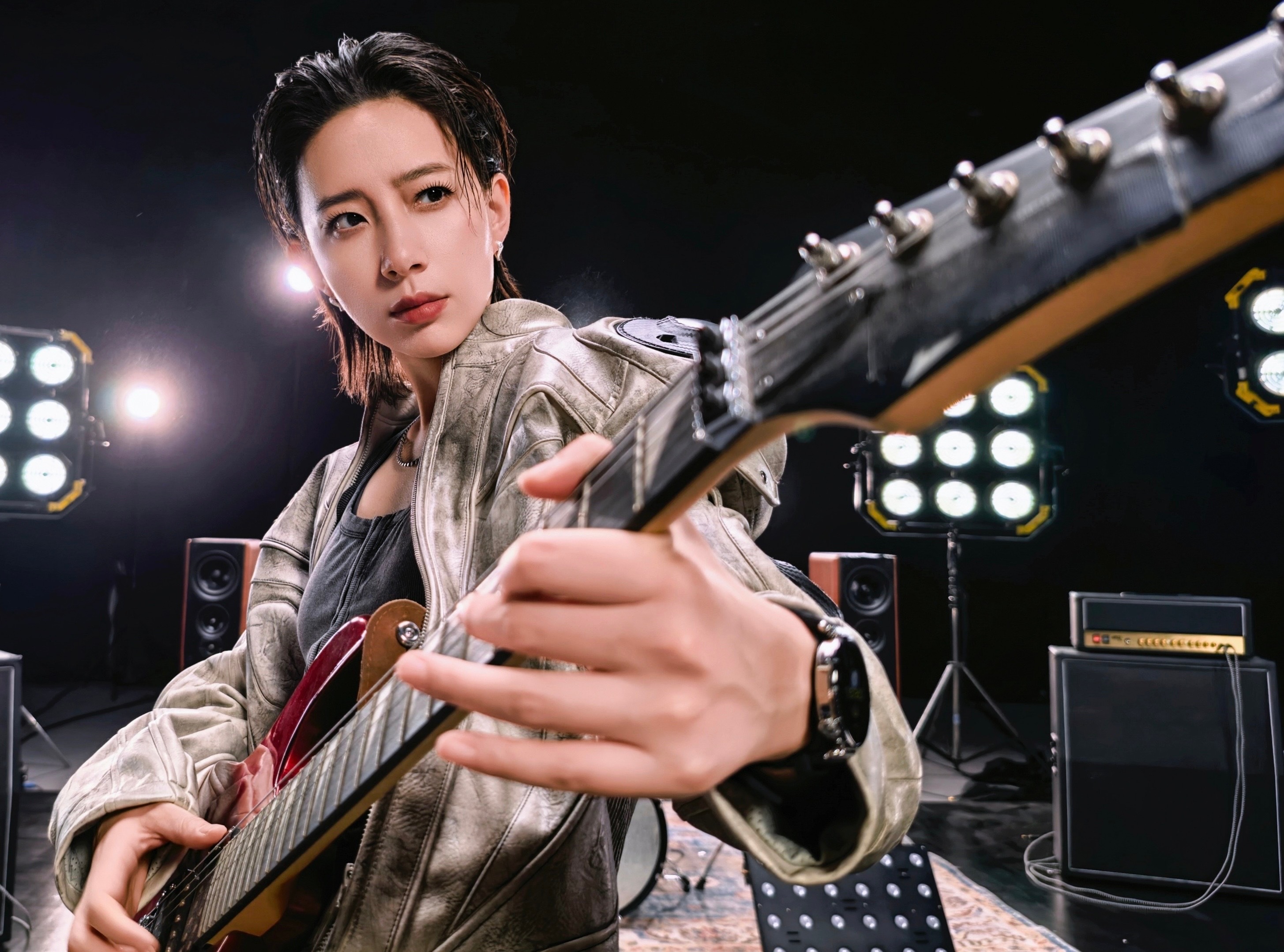 李斯丹妮你要不要这么帅！线下造型里的大背头加炫酷穿搭鲨疯了，看完只想说帅到失语，