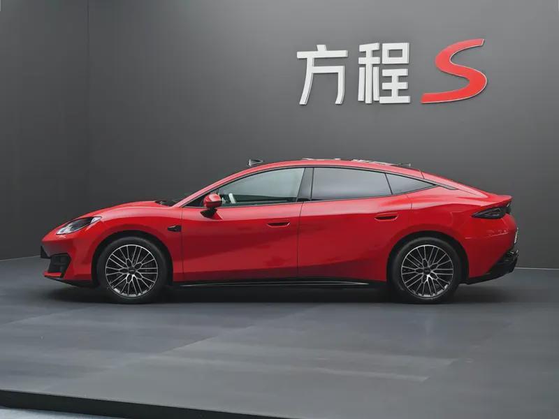 18.99万起！方程豹首款轿跑上市，900km+云辇-M，SU7压力来了？ 20