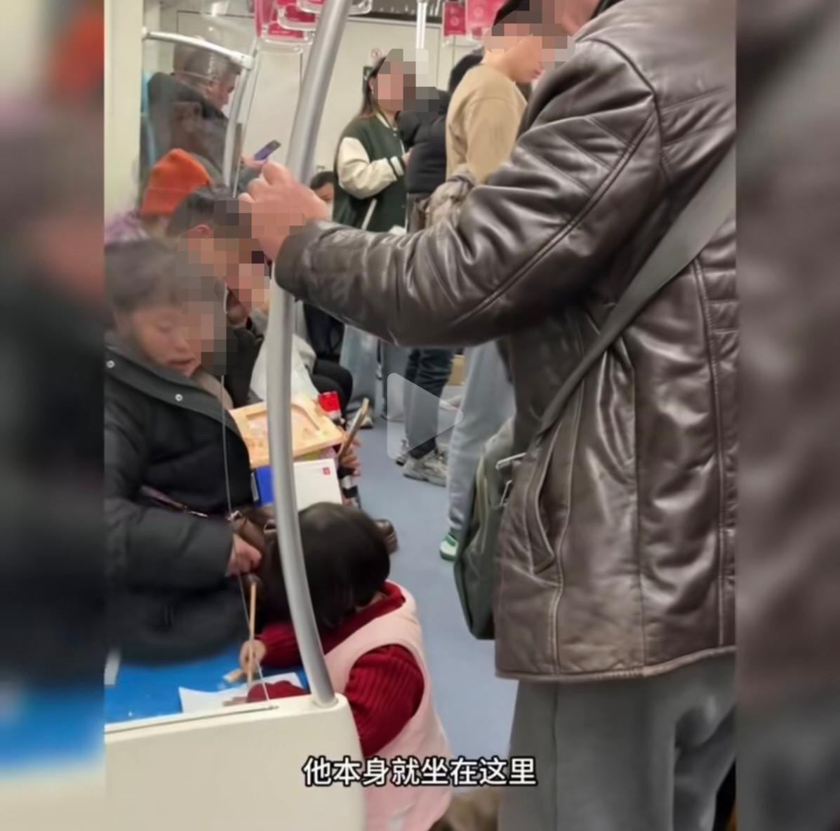 看到一个视频，一位家长带着小孩乘坐地铁。小孩子跪在地铁座椅旁边，把座椅当做桌子，