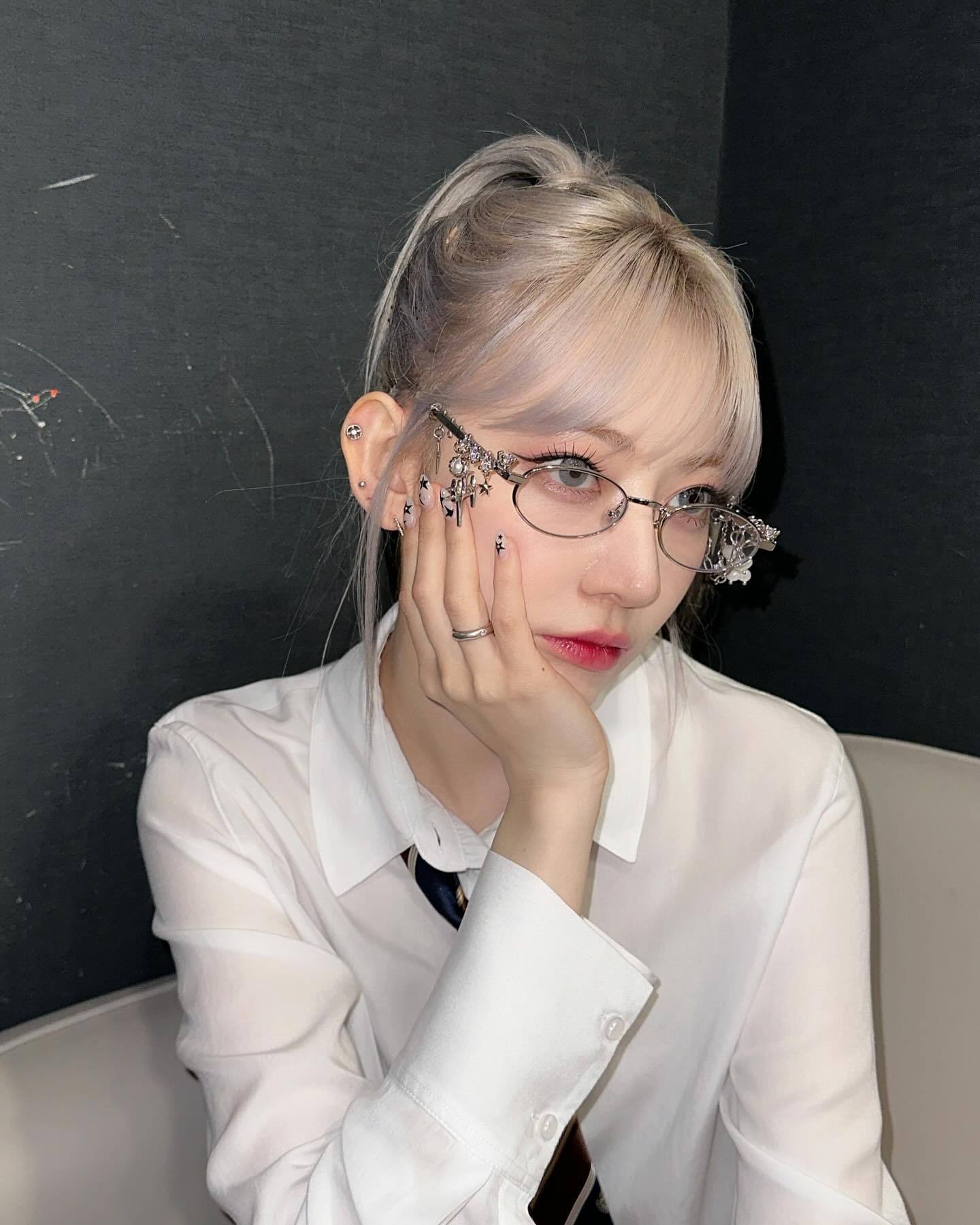 宫脇咲良 ins更新👓🩶 ​​​