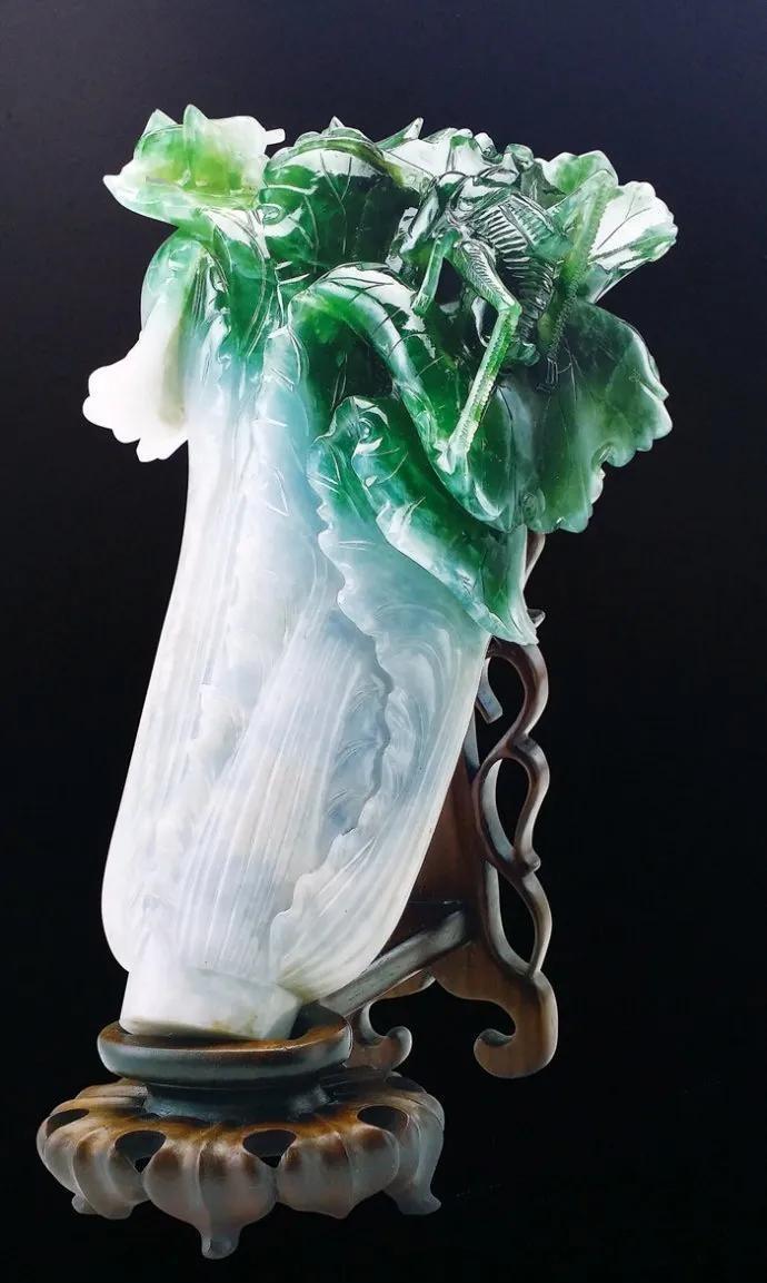 2007年，一名小学生在台北故宫观赏翠玉白菜，突然，他指着白菜上的蝈蝈大喊：“这