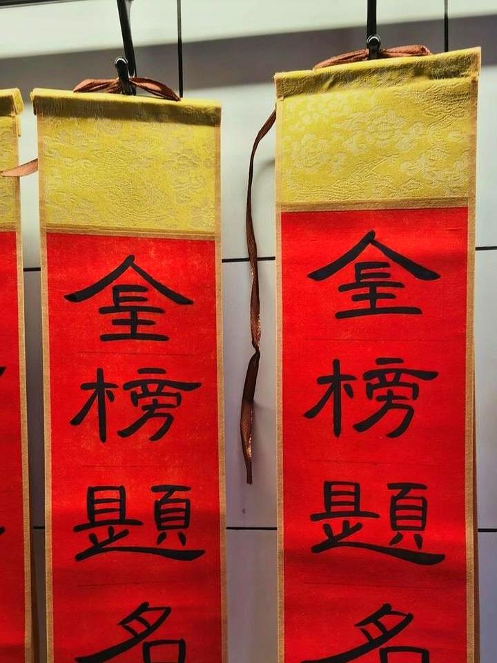 傍晚从考场出来时，21岁的姑娘脸白得像纸，回家把自己关进屋里哭了两个小时。
她是