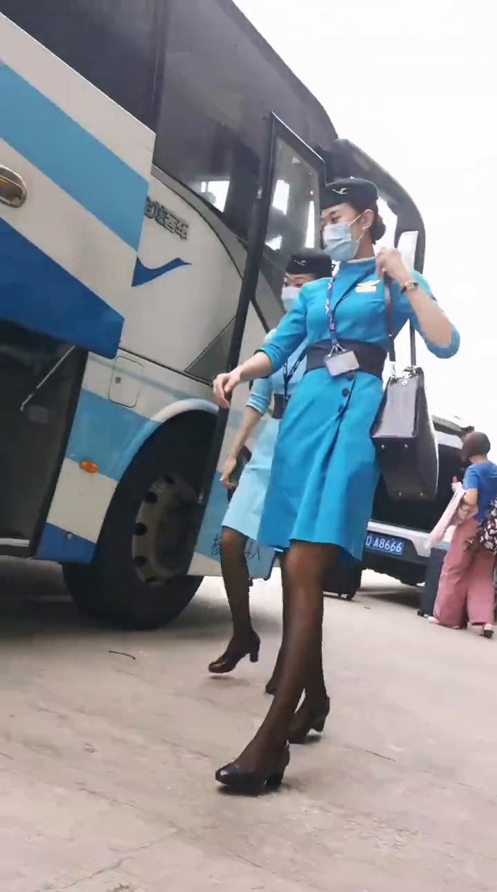 我感觉很帅。请注意，请尽快前往电台办理及手续，谢谢。