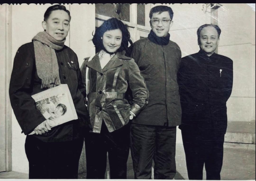 照片中的文艺工作者，有年代感黑白照片！有认出他们来吗？老文艺照片