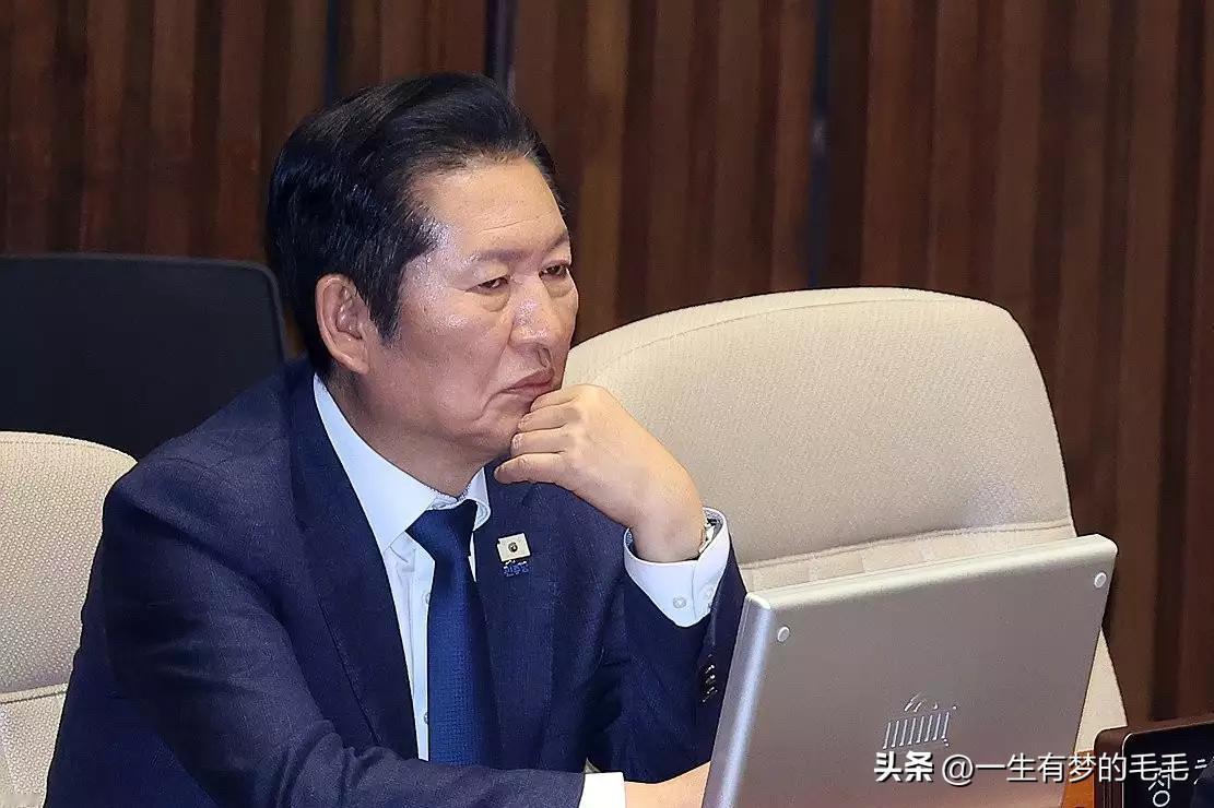 10日晚，韩国共同民主党因党内强烈反对，放弃6月地方选举前与祖国革新党合并的计划