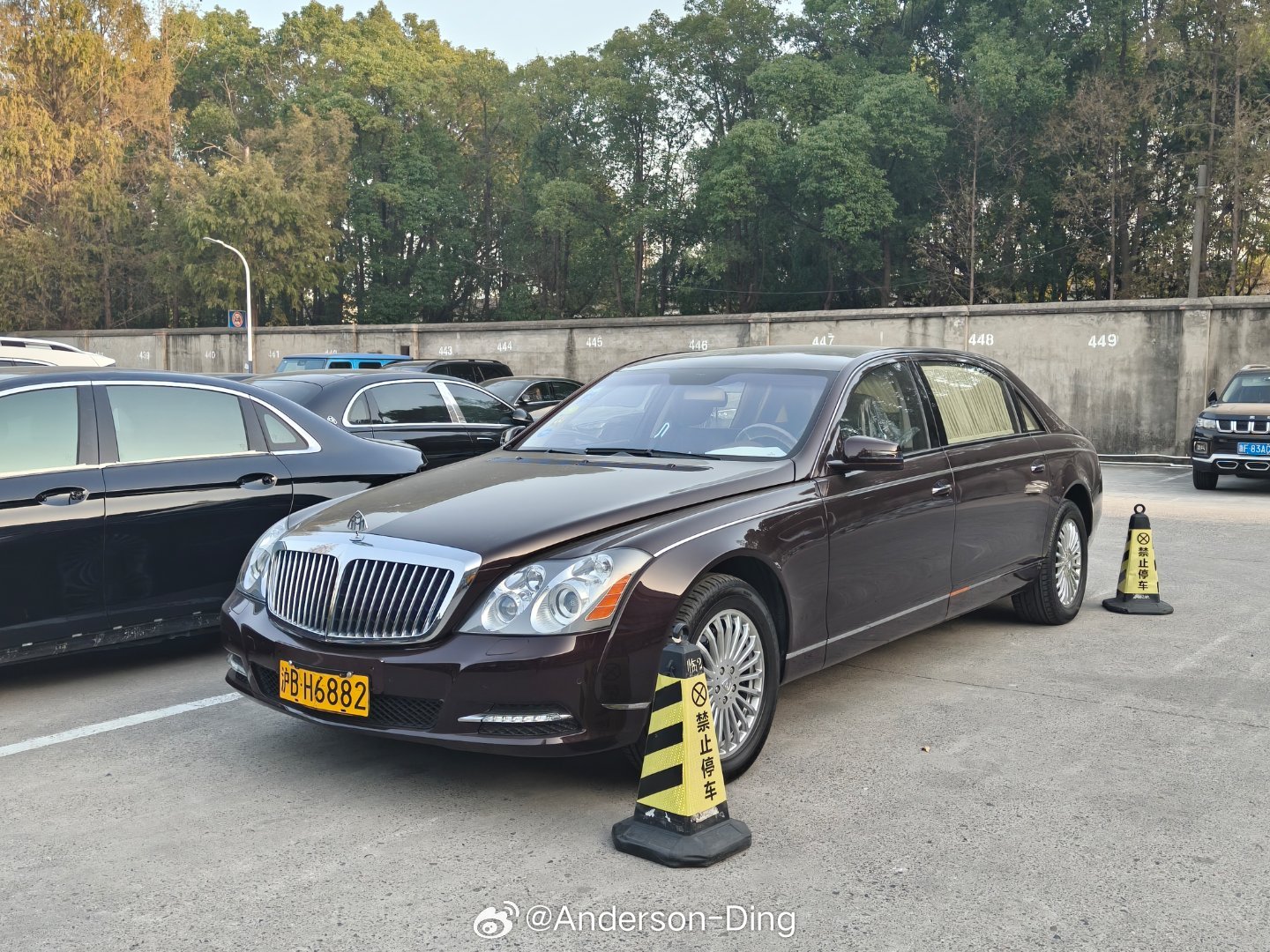 来还车又见到昂贵的迈巴赫了，这次是黄牌62，用的19英寸轮圈。酒红外酒红内别有一