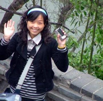 四川，2008年5月，21岁漂亮女老师被埋进废墟，身体断成三截，腹部被击穿，救援