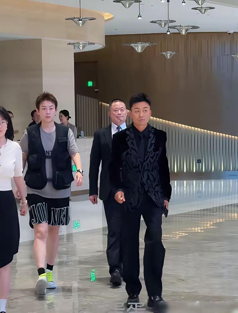 你可能只知道他是演员、导演…
但是，你不知道他是一名“赌徒”…
拍摄《八角笼中》