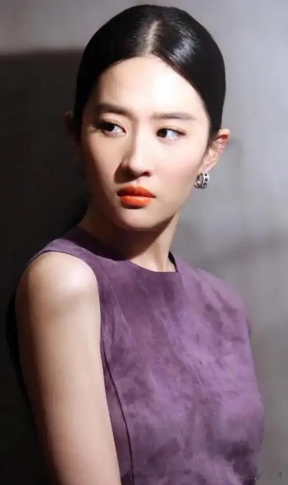 刘亦菲是你心中的女神吗她是当之无愧的第一名，喜欢很久了，很干净的当红女明星。接近