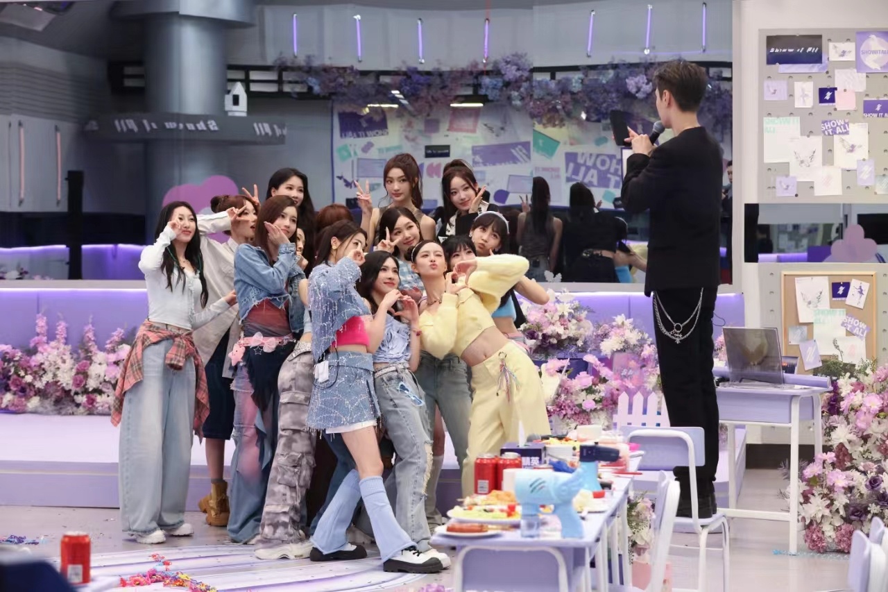 #张艺兴镜头下的女团# 原来昨天的RED火箭少女Name女团合照是张艺兴拍的！审