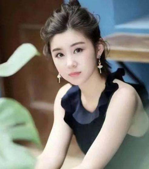 演员李小萌再次王炸2026年的演员李小萌，用一连串硬核操作再次甩出“王炸”，彻底