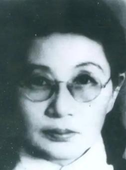 1909年，16岁的白薇，被丈夫搬起板凳砸伤脊背，婆婆扑上去咬断了她的脚筋，她拖