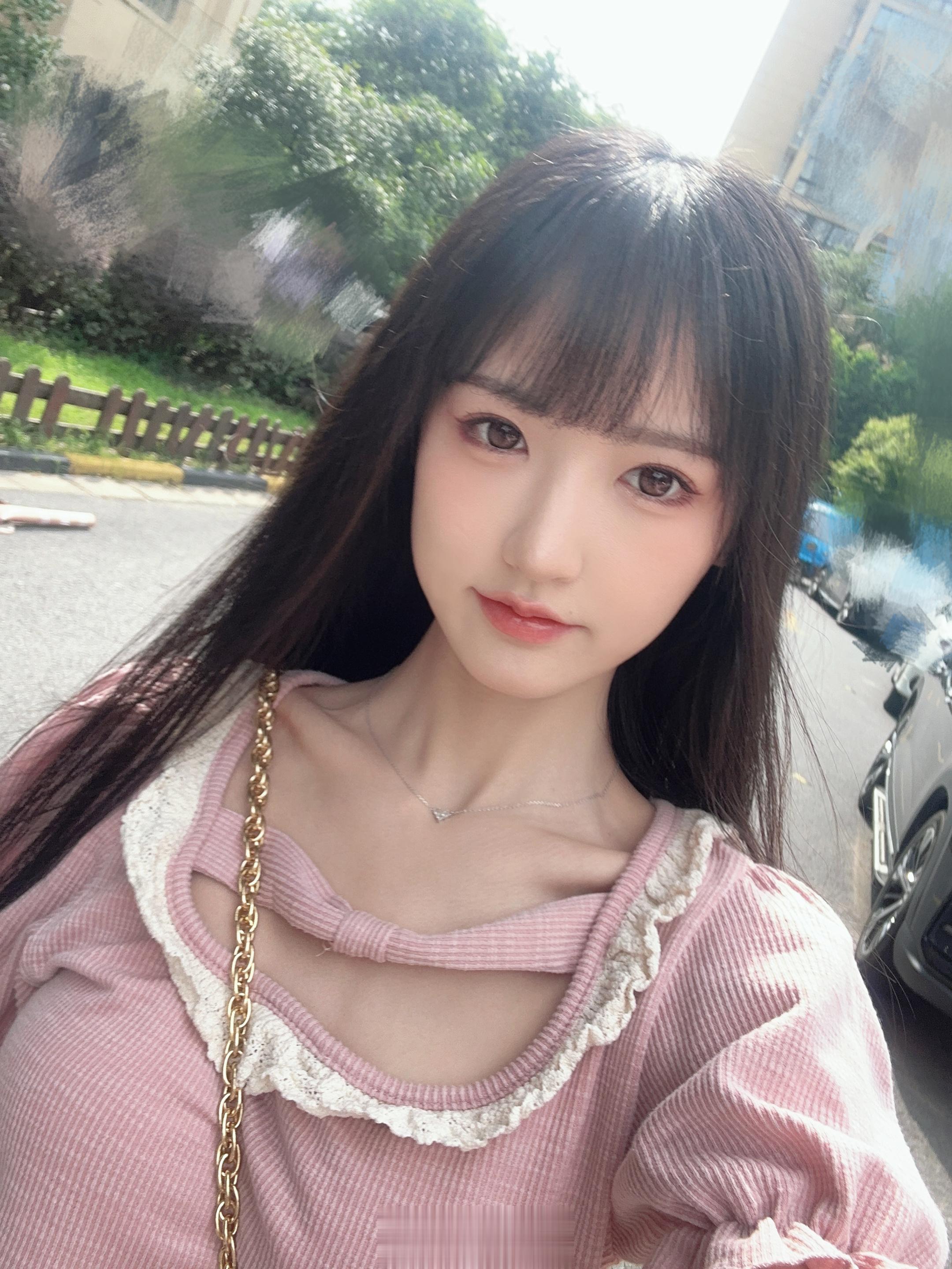 饿魔附体，吃完三个粽子一个板烧又饿了走前试了件巨巨巨辣的上衣！  ​​​