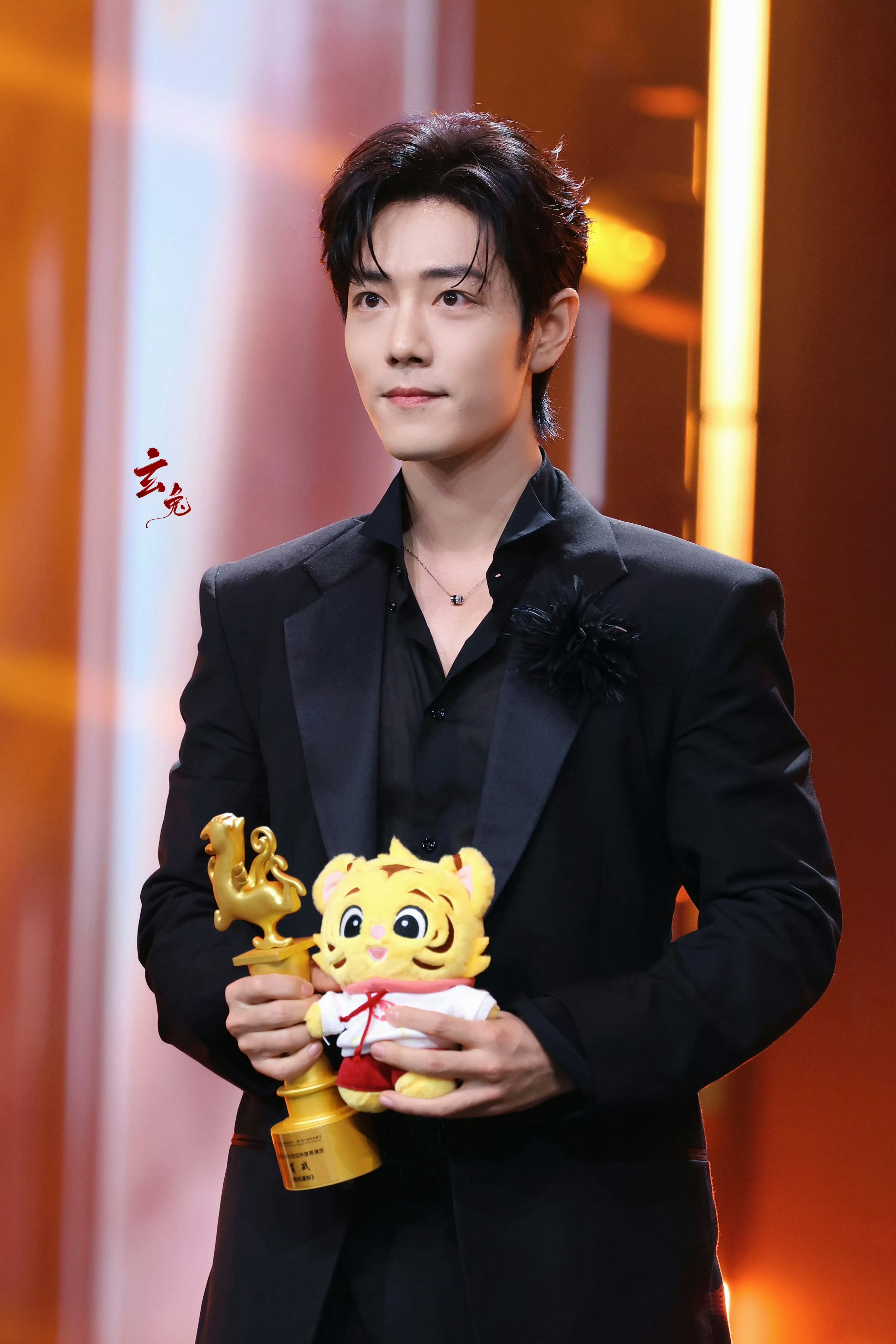 少年气盛陈情令成熟稳重得闲谨制被光偏爱的人，永远都自带暖意。最优秀的演员肖战！肖