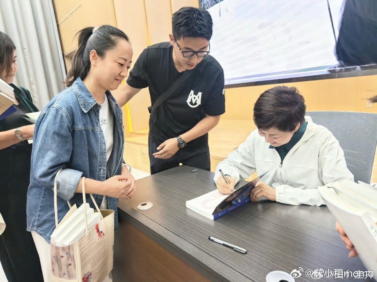 敬一丹被观众称为敬大姐这个年纪，确实就是大姐一样的存在，71岁，从现在科学养生大