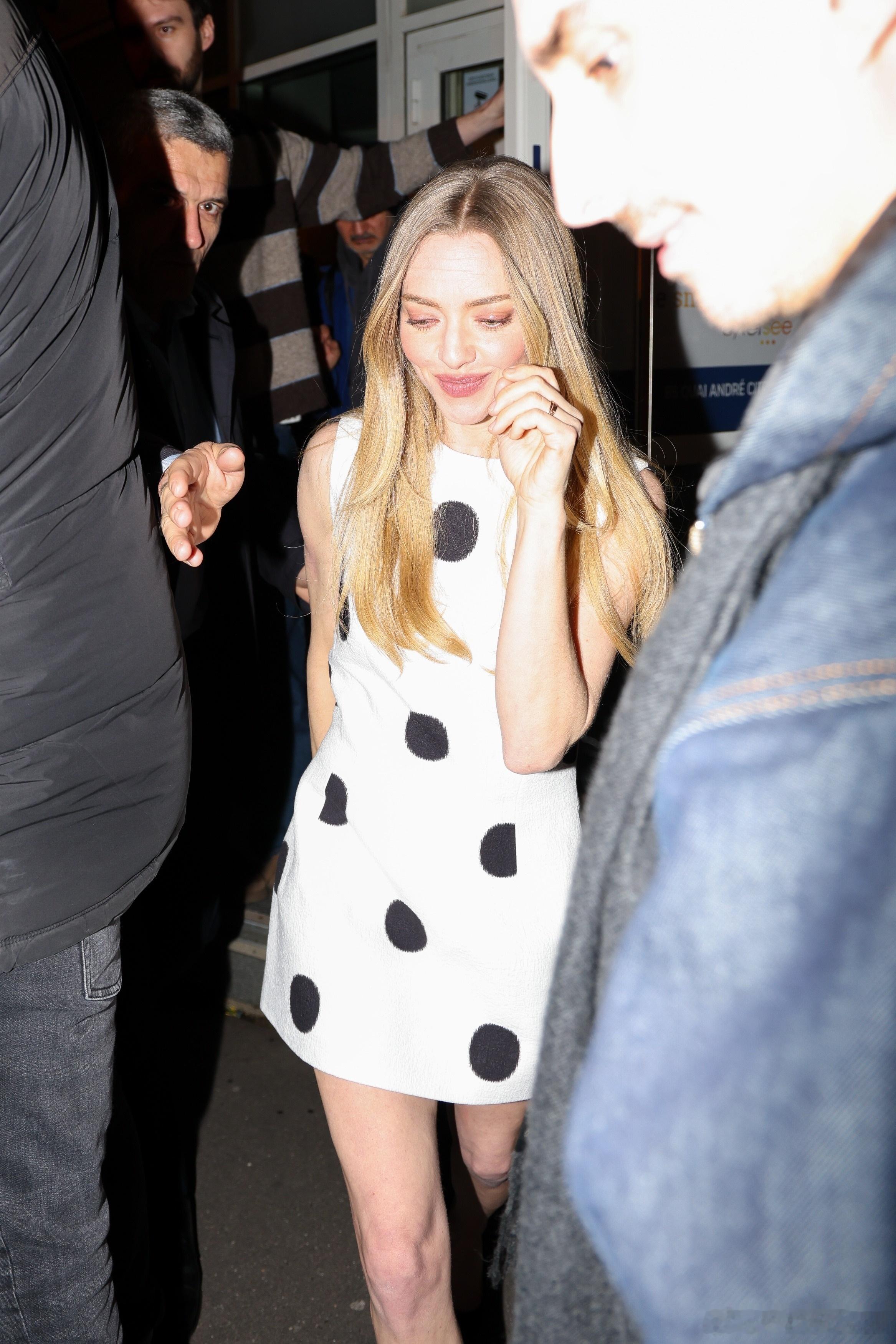 Amanda Seyfried阿曼达塞弗莱德在巴黎外出，阿曼达穿着白色波点裙继续