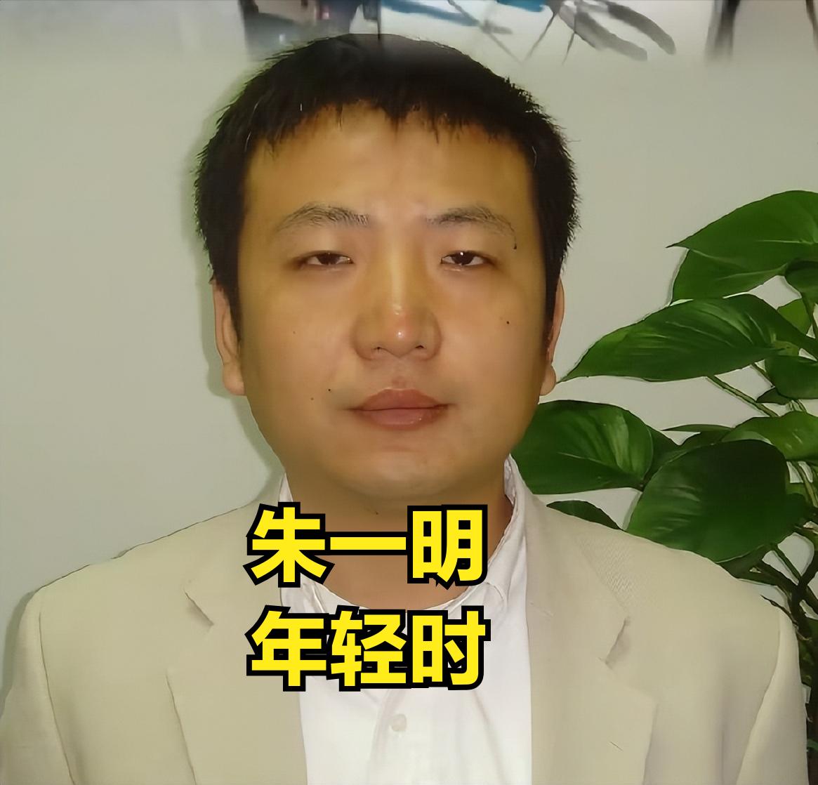 朱一明年轻时与邓煜，这长得也太像了吧！发型也一样，简直像双胞胎兄弟一样！
朱一明