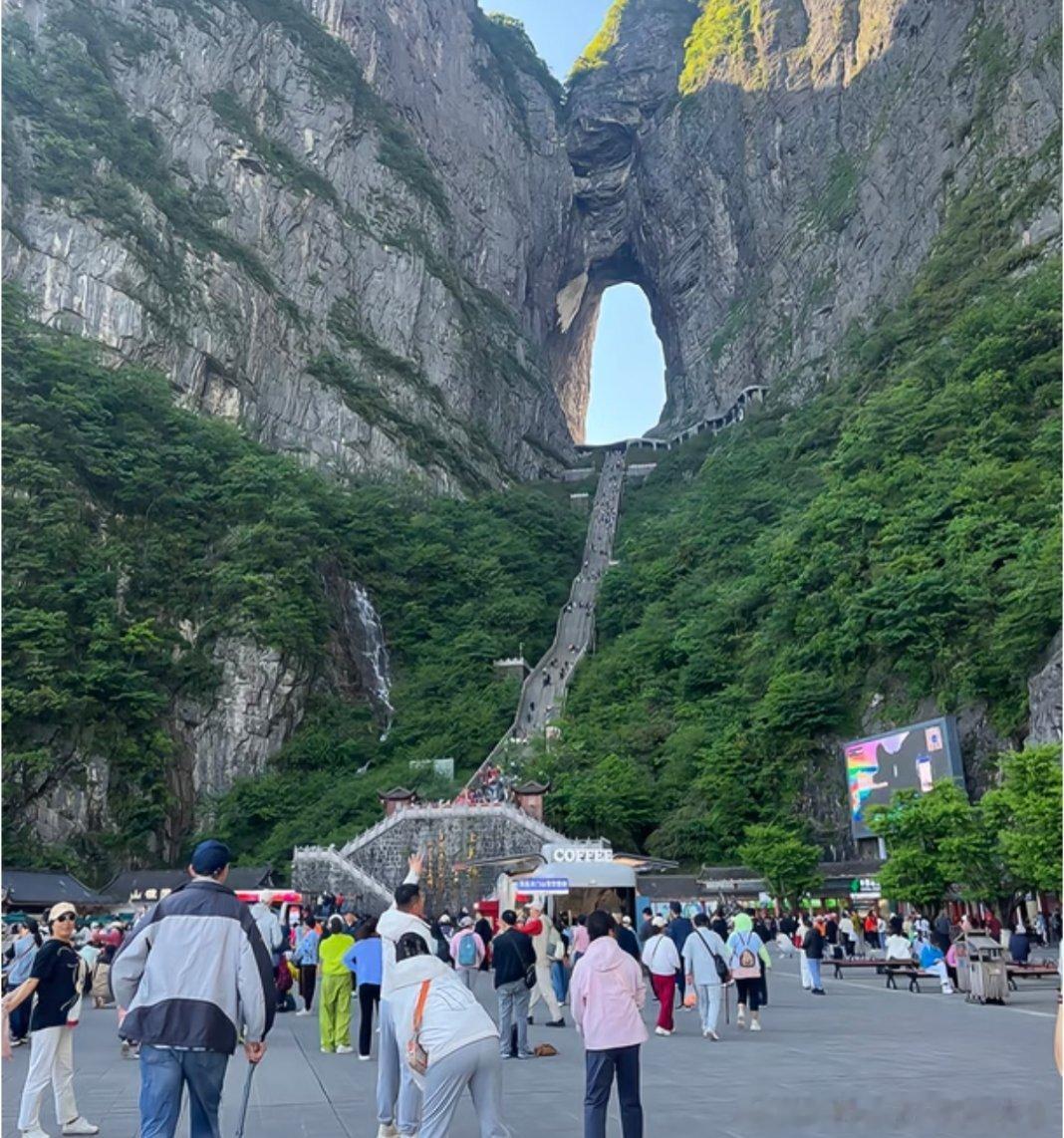 一代人有一代人的旅行方式不必强求统一的出行模板，有人奔赴热门景点，有人偏爱山野躺