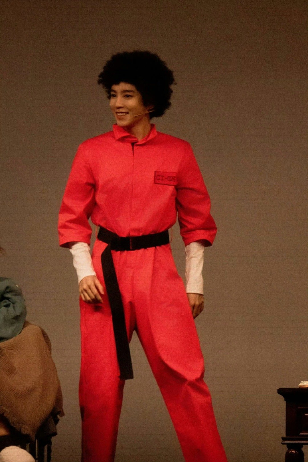 王俊凯爆炸头 话剧舞台直接释放天性，呆萌感拉满，明明是突破形象的造型，却依旧帅得