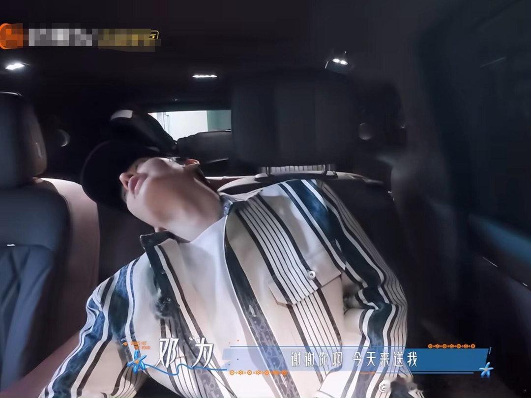 我发现邓为真的超级会表达爱了，以前采访就看到他经常对家人说爱，最近看花少8也是，