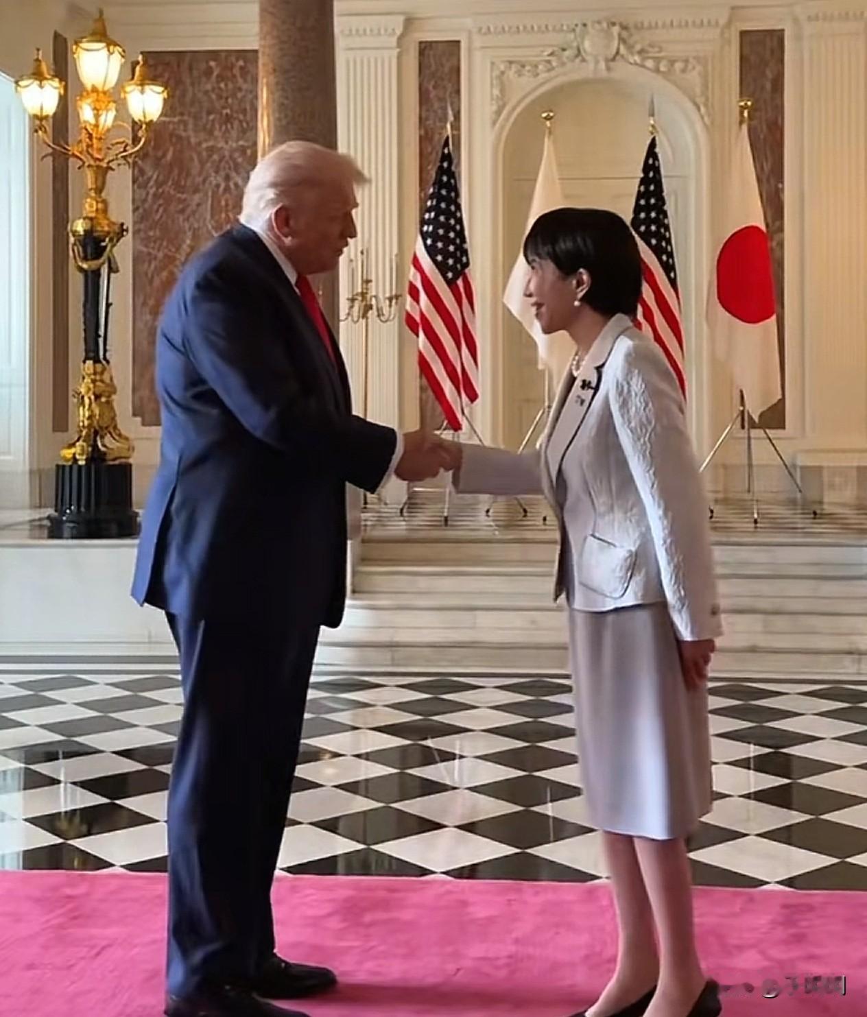 看见没？日本领导人在美国面前这点头哈腰的样，真是把卑微刻在骨子里了。
难怪我们大