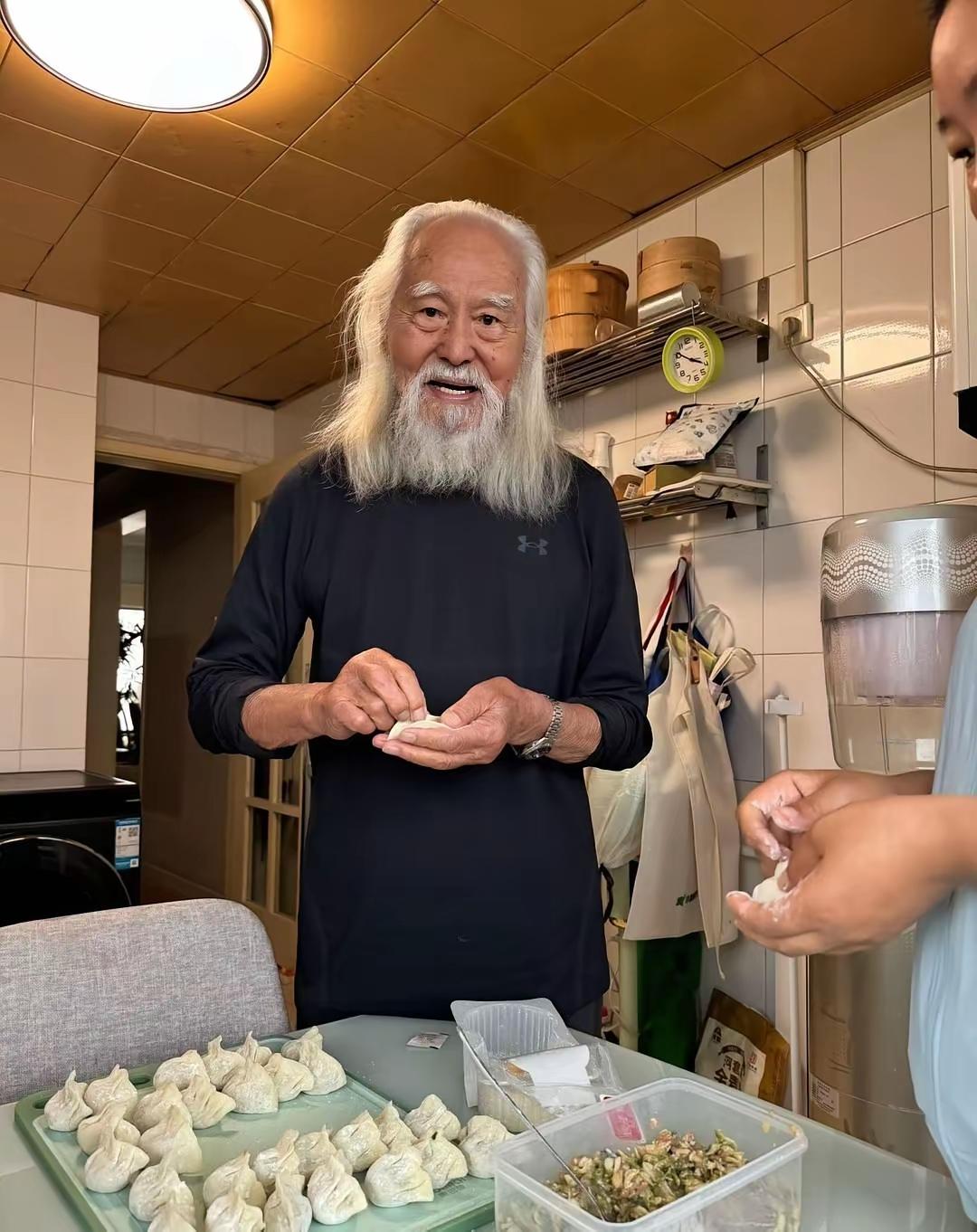 王德顺
坦率说，90岁有这精气神确实不多！
普通老百姓这么大年纪需要有人端茶送水