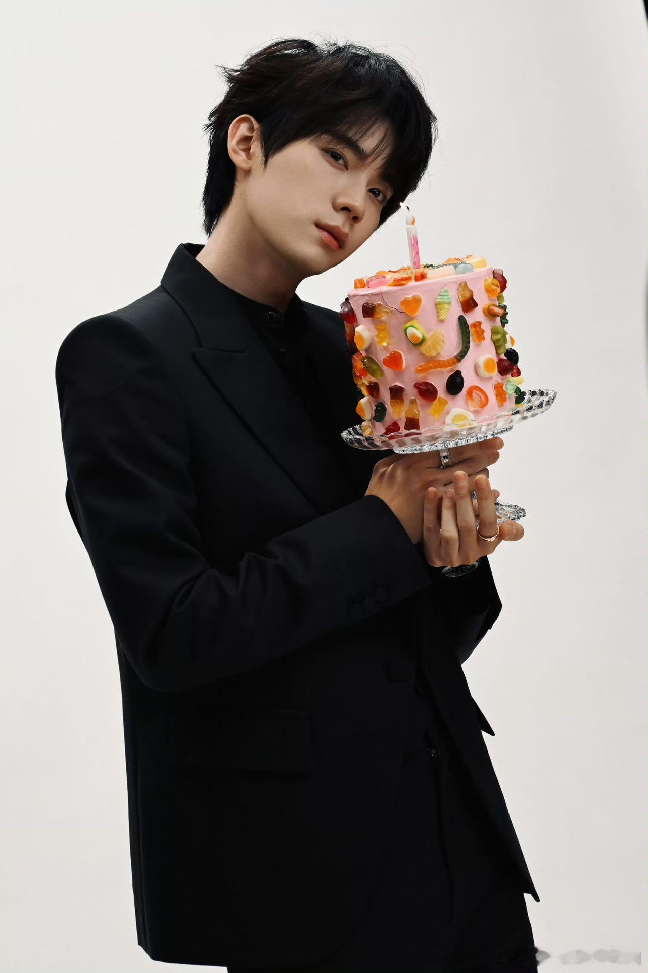 周翊然忙完这个忙这个 营业密度超标！刚解锁新加坡站文化交流之夜，转头官宣微博视界