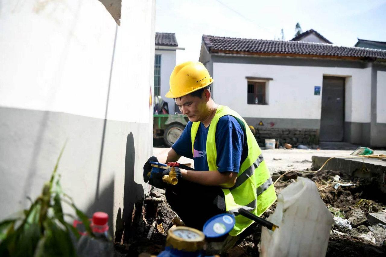 宁波余姚水表工高温坚守守护村民供水 三伏天宁波持续高温，余姚陆埠镇官路沿村水表改