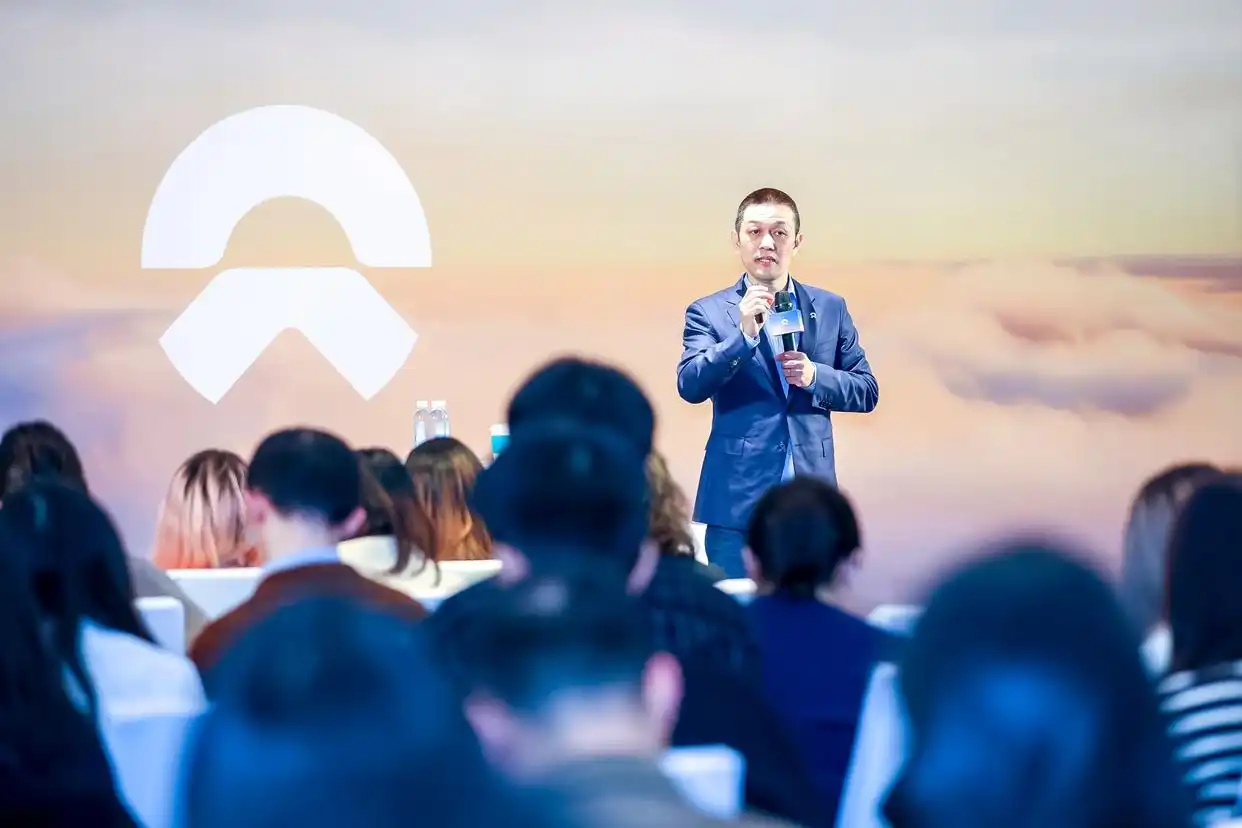 【#李斌称电池越大对马路破坏越大#】日前，蔚来CEO李斌在直播中谈到续航问题，其