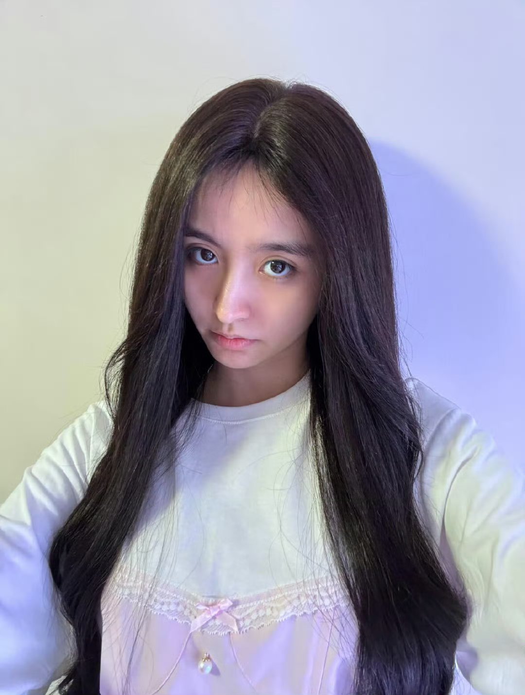 金子涵剃寸头金子涵晒寸头照……虽然卤蛋头也圆圆的很可爱但美女感觉状态真有点不对劲