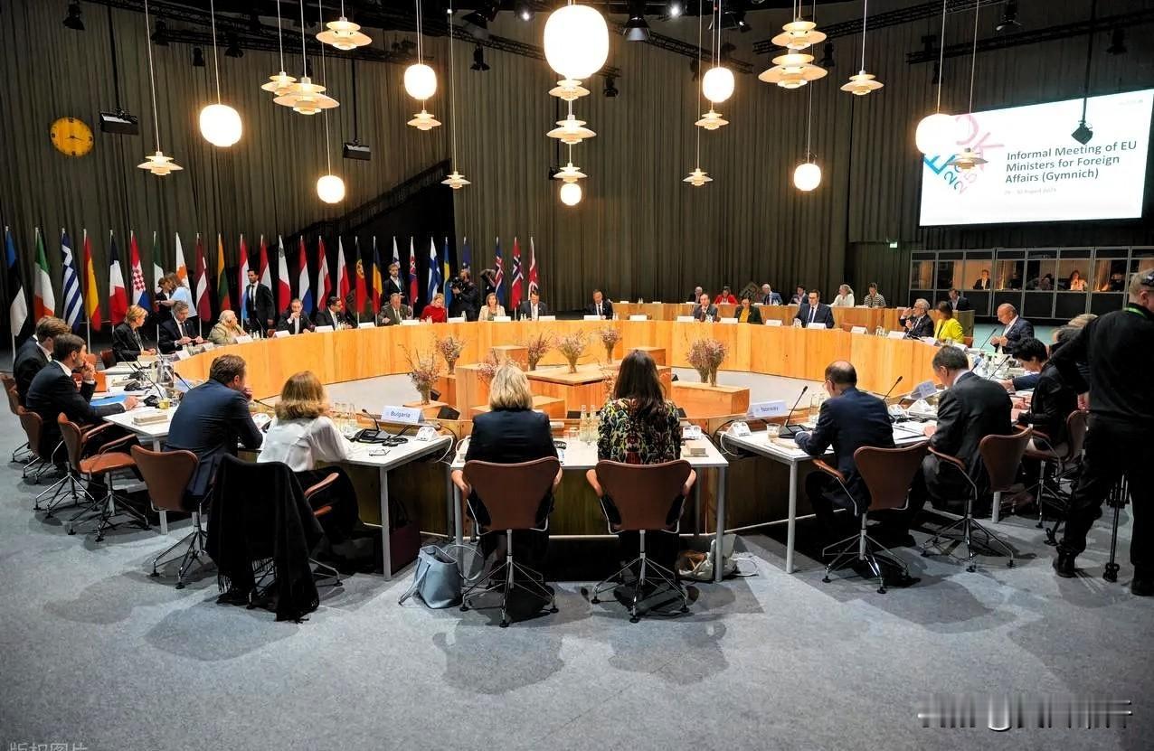 德国牵头，欧洲八国悄悄建了条“军事高速公路”！

大新闻！德国防长刚签完字，就和