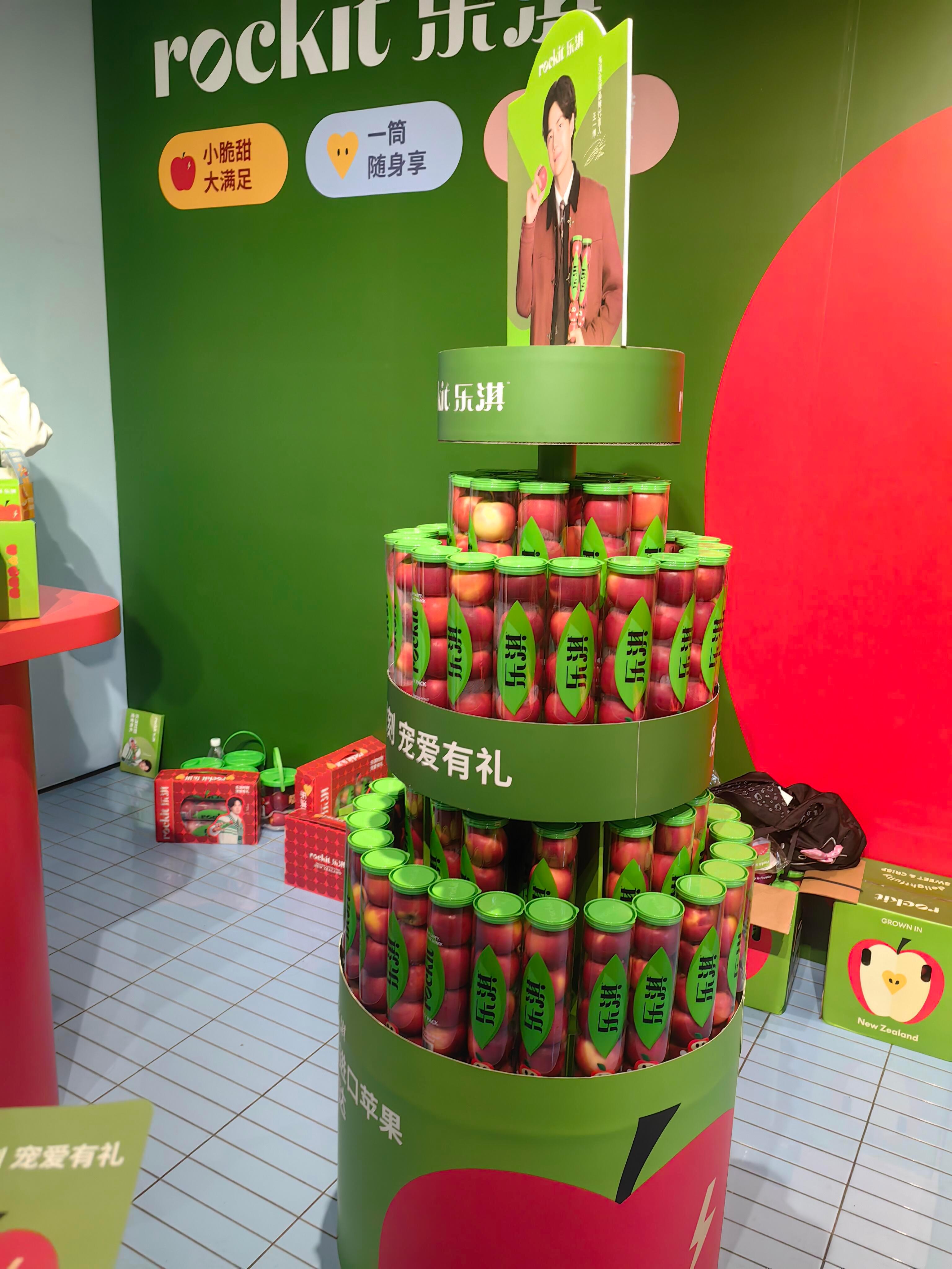 王一博乐淇全球品牌代言人王一博 乐淇上海愚园路快闪，没错就是新西兰贸易部长和官方