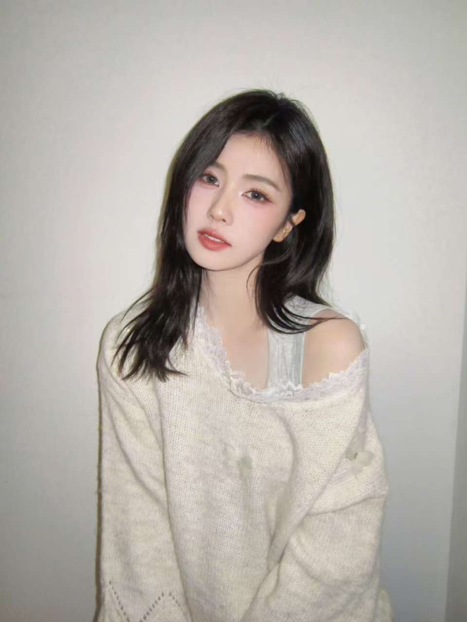 白鹿这是对我腰力的考验吧 白鹿顶水滚人墙，腰都快断了，大喊“考验腰力呢”。范丞丞