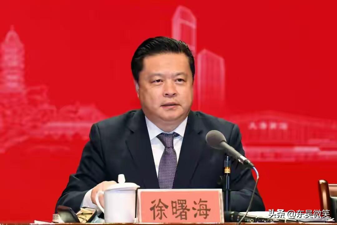 镇江市原市长徐曙海调任江苏省体育局局长。
相信徐局长一定会为镇江的足球队出把力的