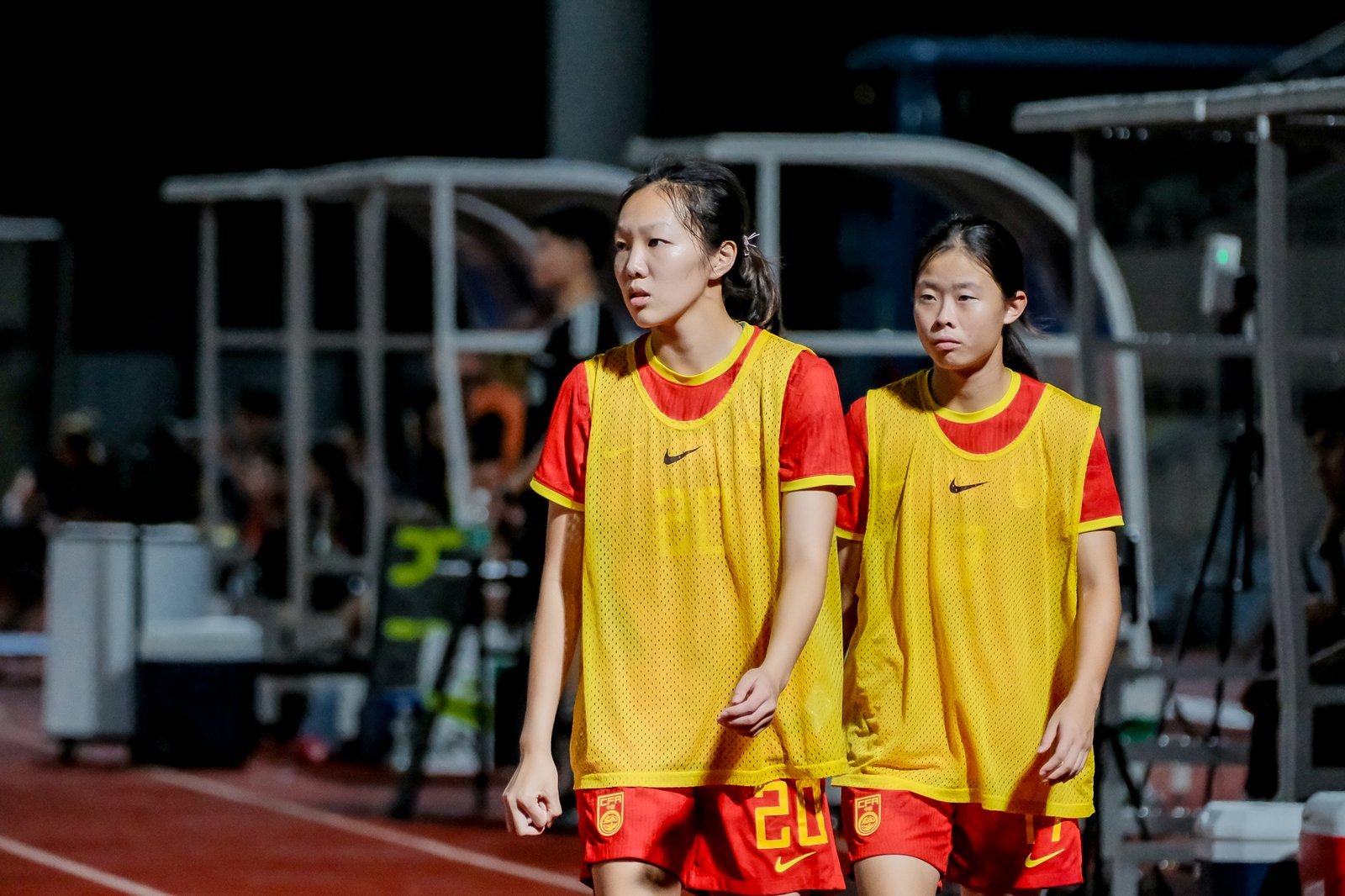 明日之星冠军杯中国U-17女足vs阿森纳U17女足的半决赛遭遇雷雨天气，比赛先后