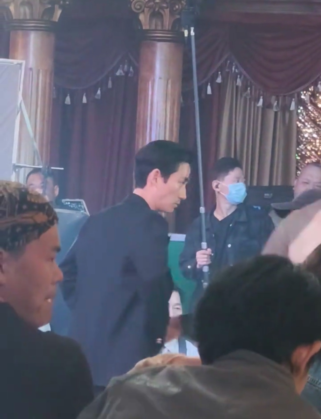 刷到单刀赴会的群众演员了哈哈哈哈哈哈哈哈"在现场怎么不救强哥""因为我也有份打"