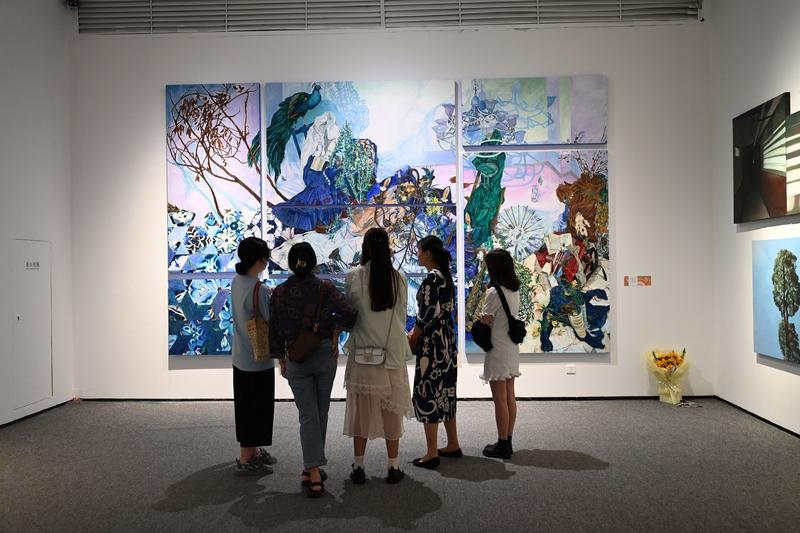 央美学生被指抄袭还获一等奖学金，校方回应引关注
 
日前，四川美术学院一名研究生