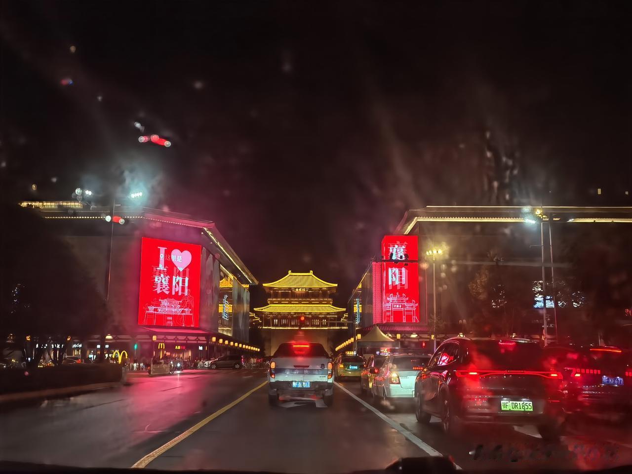 襄城鼓楼终于改造完成了，现代化大屏和古建筑昭明台，将现代和古代完美结合在一起。端