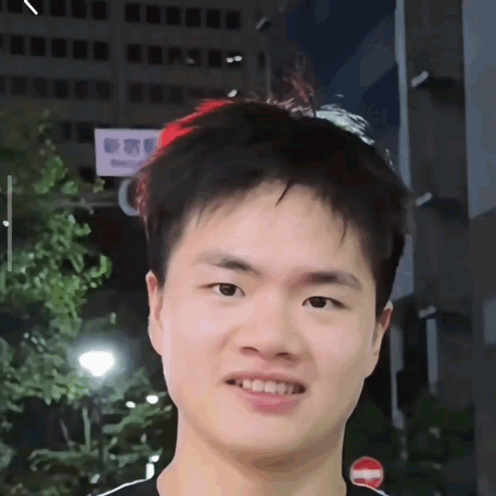 很会笑，笑得眼睛弯弯，我做不到梁伟铿