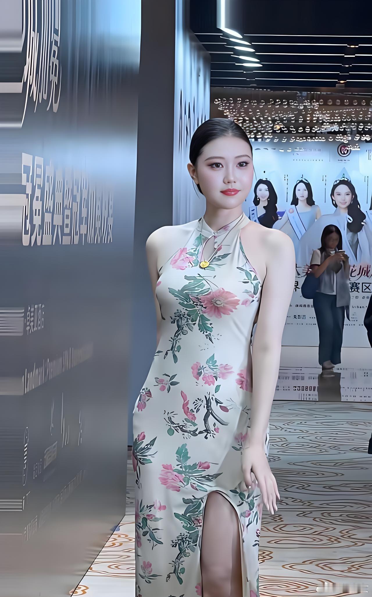 她身高175cm、体重120斤，身段珠圆玉润、线条匀称饱满，摒弃畸形纤瘦审美，恰