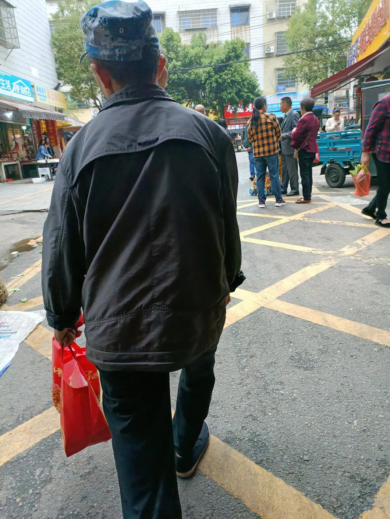 #随手拍张照#  【低调人】前面这位大叔是我以前的房东，别看他穿着普通，其实是个