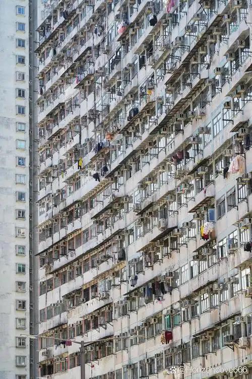 香港人为啥宁愿挤几平米鸽子笼，吃喝拉撒全在小空间里将就，也不肯来内地生活？
首先