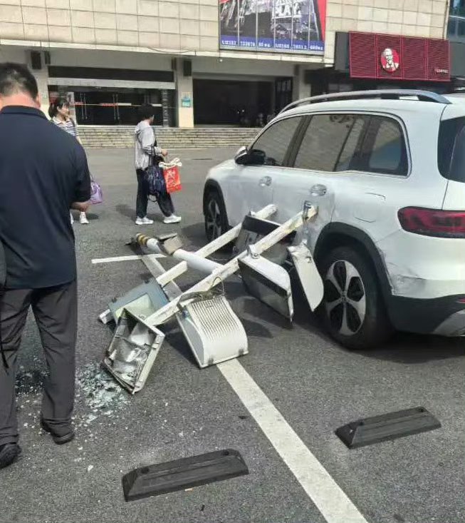 天塌了家人们，找谁赔偿，才买半年的车 ​​​